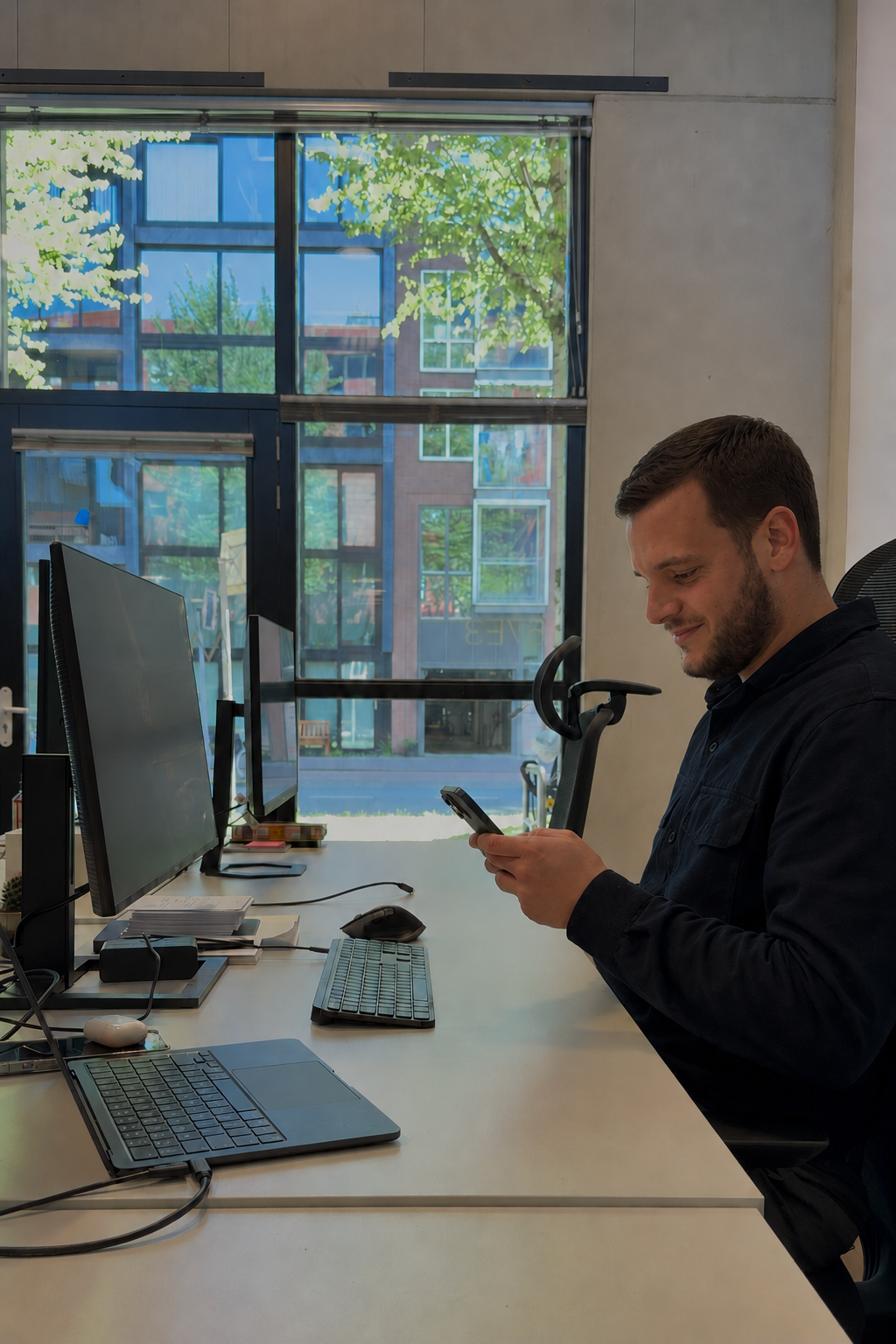 Marketing By Bulls specialist bekijkt campagneresultaten op zijn telefoon