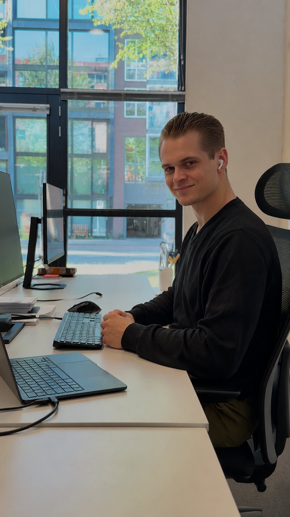Marketing By Bulls specialist achter zijn werkplek op kantoor